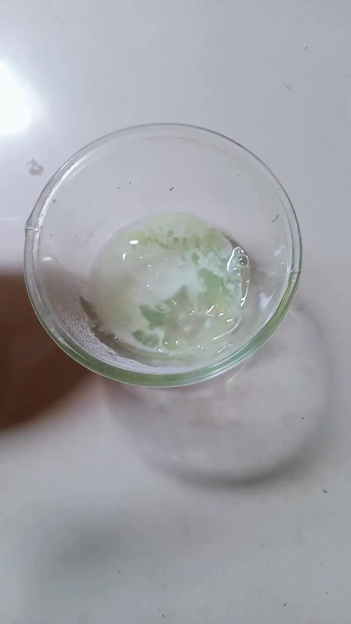 Pintu kulkasmu dekil karena noda karat? Gosok dengan baking soda dan 2 bahan dapur ini biar sat-set