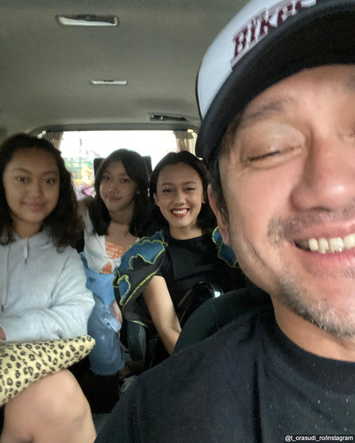 11 Potret kompak Tora Sudiro dan kelima anaknya, punya gaya parenting tak biasa