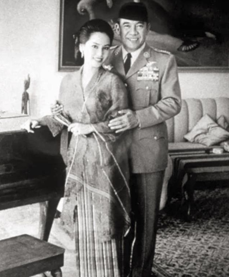 Tak banyak yang tahu, Dewi Soekarno ternyata pernah jadi juri Miss Universe 1978, ini 9 potretnya