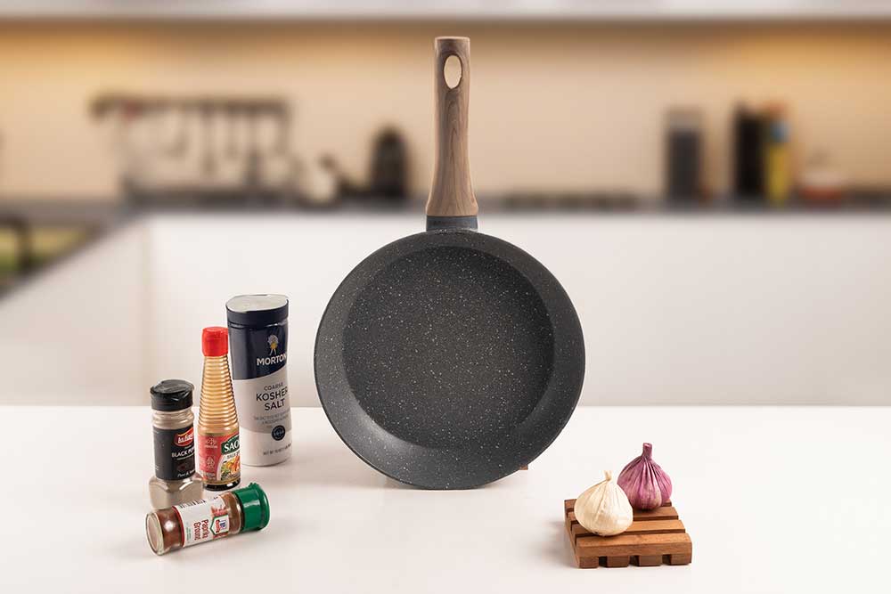 7 Rekomendasi wajan teflon terbaik di bawah Rp300.000, anti lengket dan awet dipakai sehari-hari