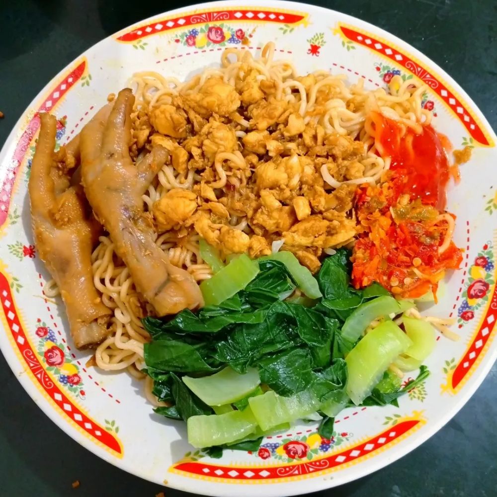 9 Resep mie ayam homemade gurih dan empuk, mudah dibuat sendiri di rumah