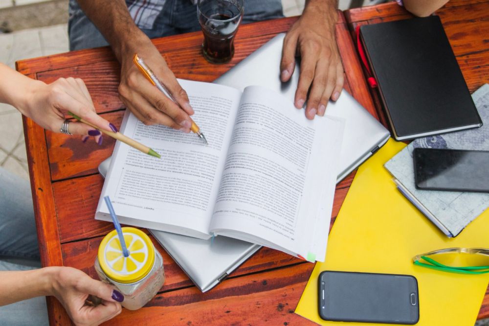 Apa itu tinjauan pustaka? Pahami pengertian, fungsi, dan cara menulisnya dengan mudah