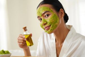 10 Masker alami untuk samarkan kerutan, bikin kulit wajah tampak awet muda dan glowing