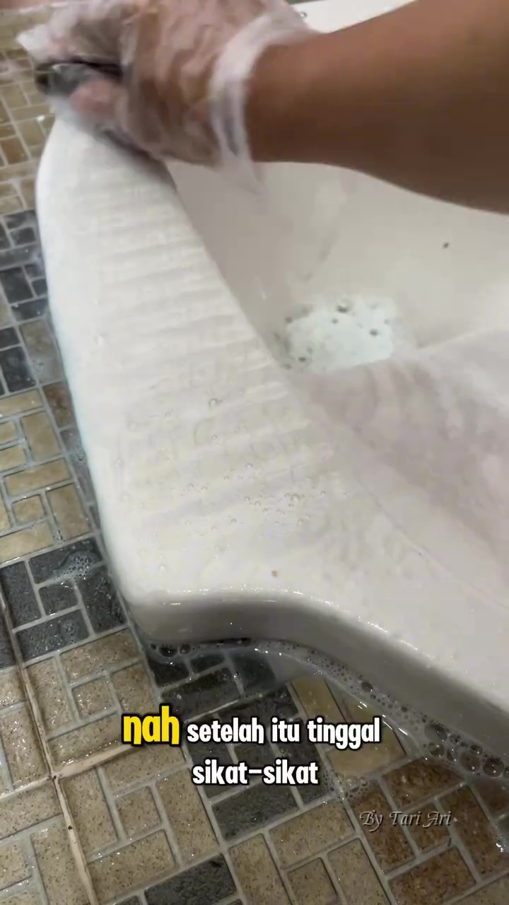 Jangan asal pakai pembersih kloset kalau tak ingin muncul bercak hitam, ganti dengan 2 bahan dapur ini