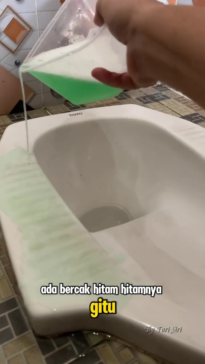 Jangan asal pakai pembersih kloset kalau tak ingin muncul bercak hitam, ganti dengan 2 bahan dapur ini