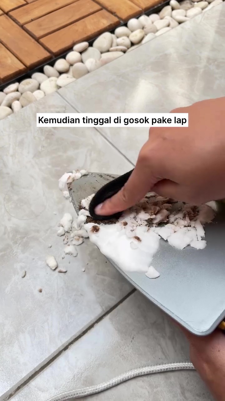 Setrika gosong jangan langsung dikerik pisau! Segera bersihkan dengan 1 bahan dapur ini biar aman