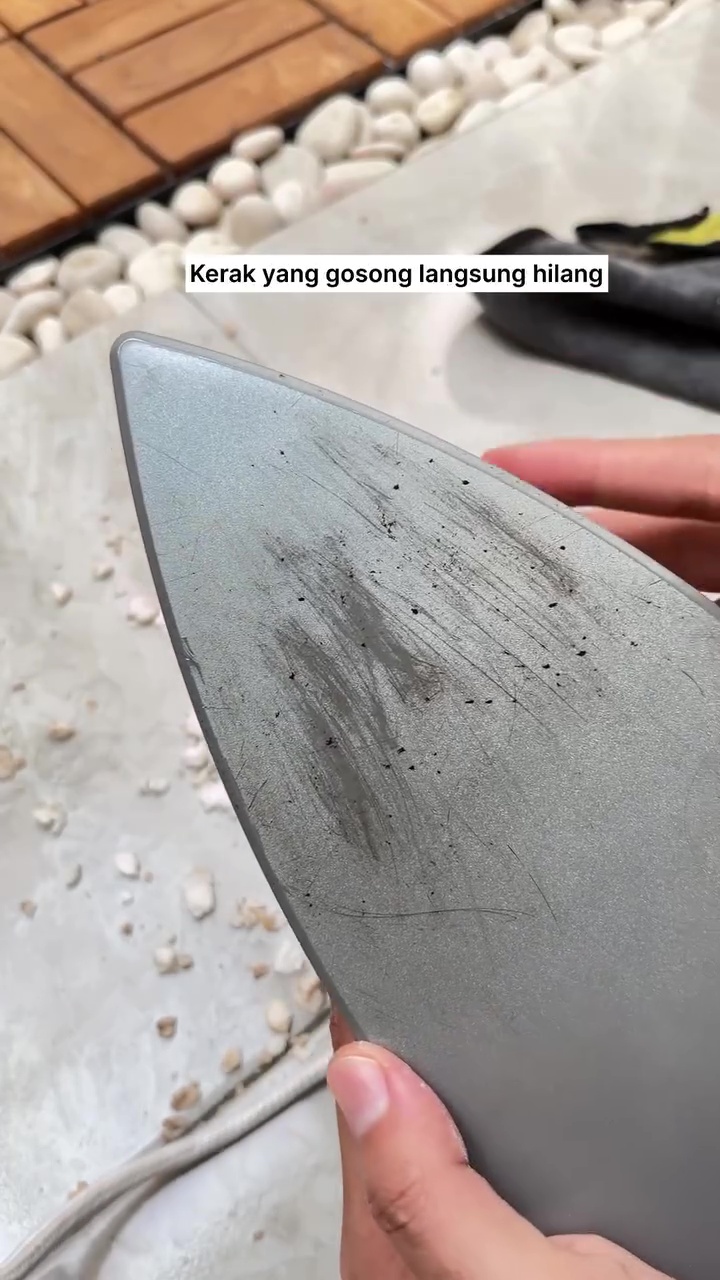 Setrika gosong jangan langsung dikerik pisau! Segera bersihkan dengan 1 bahan dapur ini biar aman