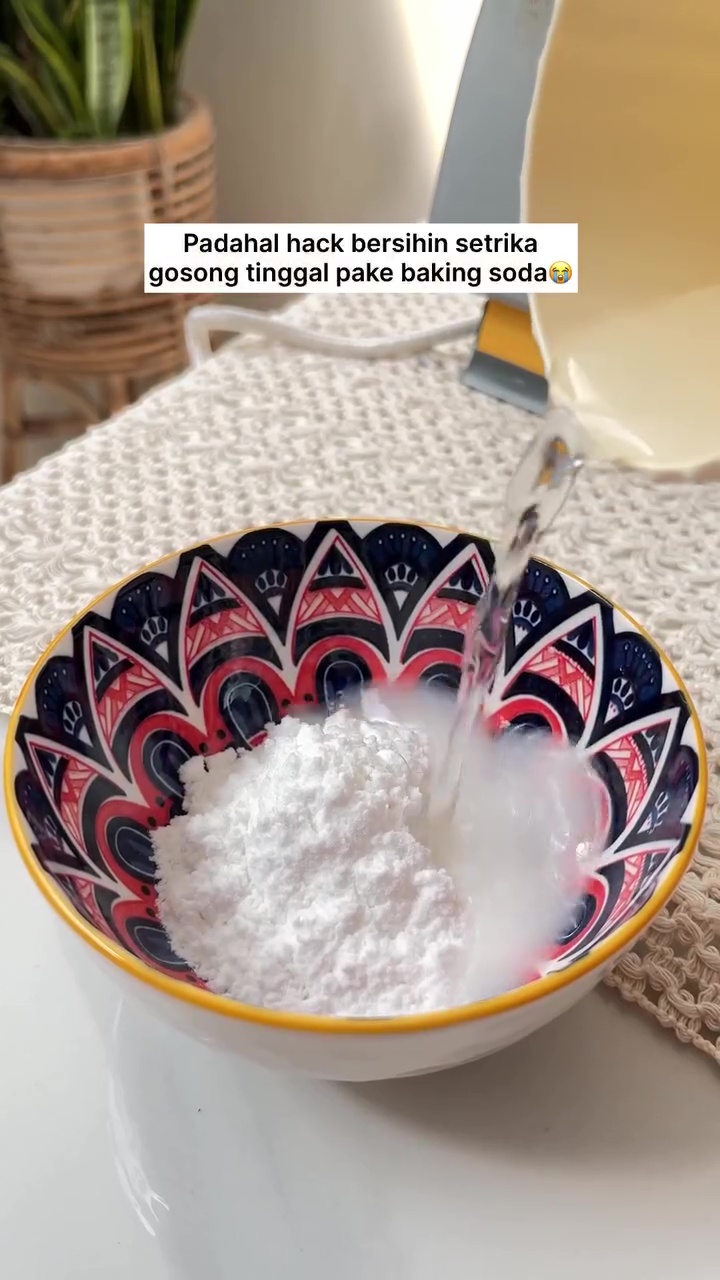 Setrika gosong jangan langsung dikerik pisau! Segera bersihkan dengan 1 bahan dapur ini biar aman