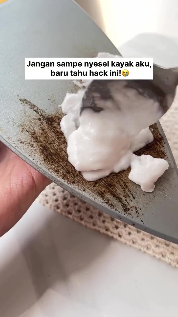 Setrika gosong jangan langsung dikerik pisau! Segera bersihkan dengan 1 bahan dapur ini biar aman
