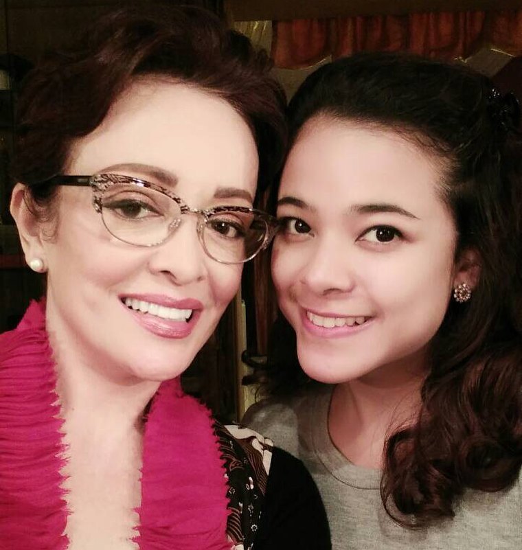 Ternyata ibu dan anak, begini 11 potret kebersamaan bintang iklan produk kecantikan jadul