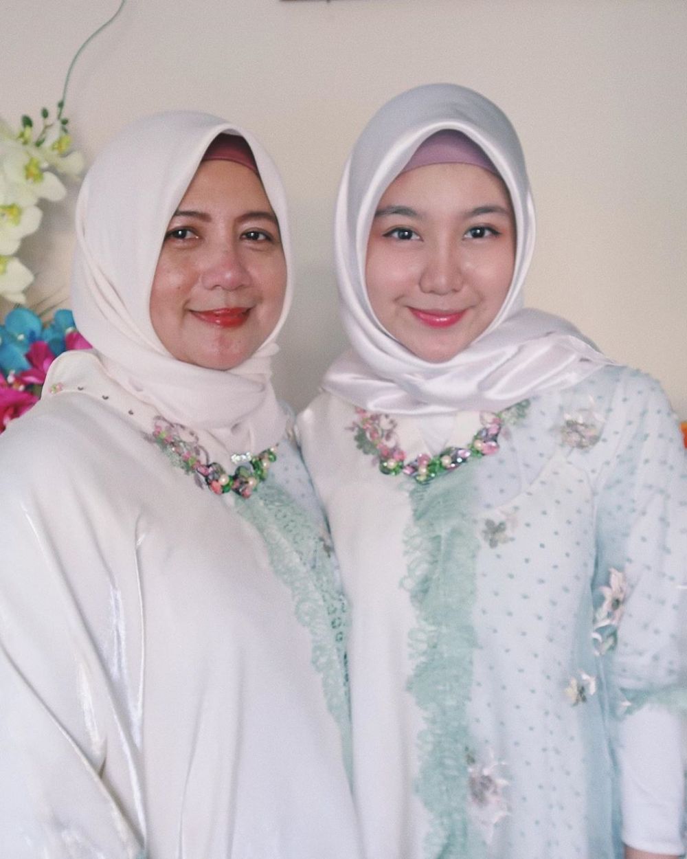 Cantiknya nurun dari ibu, begini kebersamaan 11 penyanyi bareng ibundanya bak kakak adik