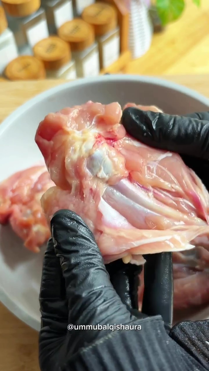 Wanita ini heran paha ayam malah berdarah tanpa henti saat digoreng, ternyata begini cara mengatasinya