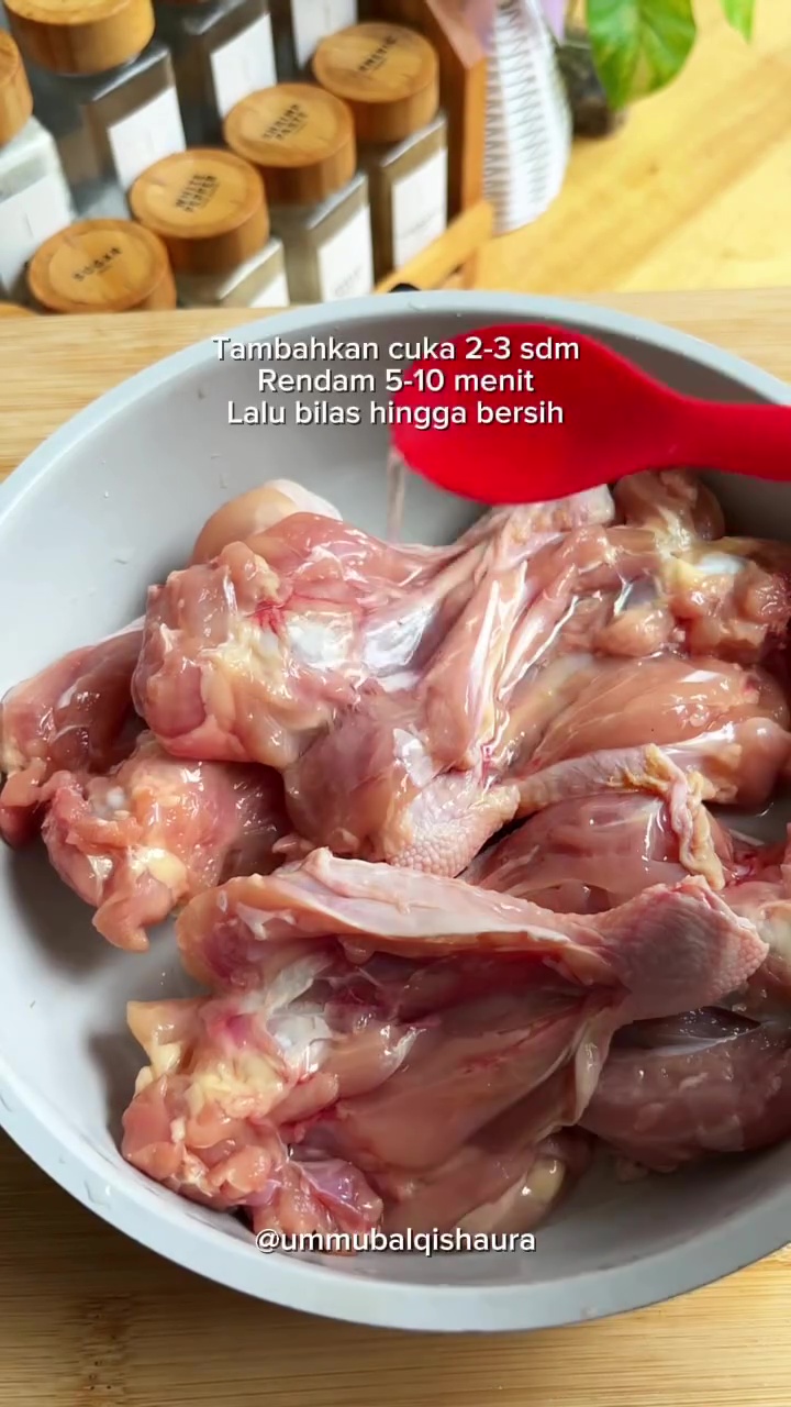 Wanita ini heran paha ayam malah berdarah tanpa henti saat digoreng, ternyata begini cara mengatasinya