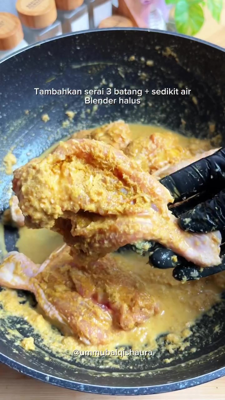 Wanita ini heran paha ayam malah berdarah tanpa henti saat digoreng, ternyata begini cara mengatasinya