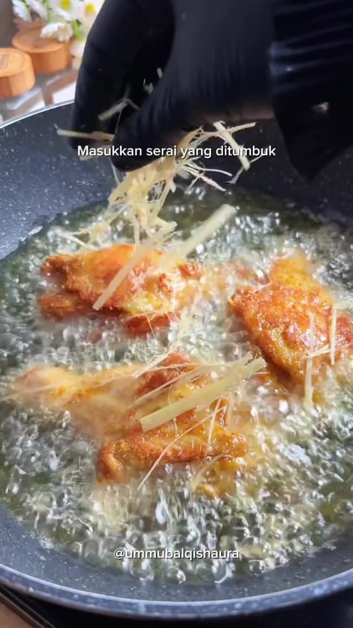 Wanita ini heran paha ayam malah berdarah tanpa henti saat digoreng, ternyata begini cara mengatasinya