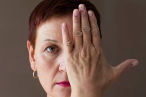 10 Eye cream terbaik mengatasi kerutan di bawah mata harga di bawah Rp 100 ribu