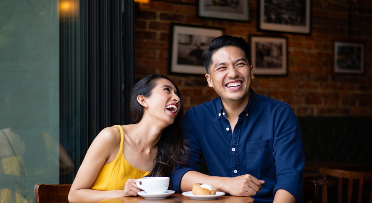 50 Pantun cinta lucu yang bikin gebetan ketawa sekaligus klepek-klepek