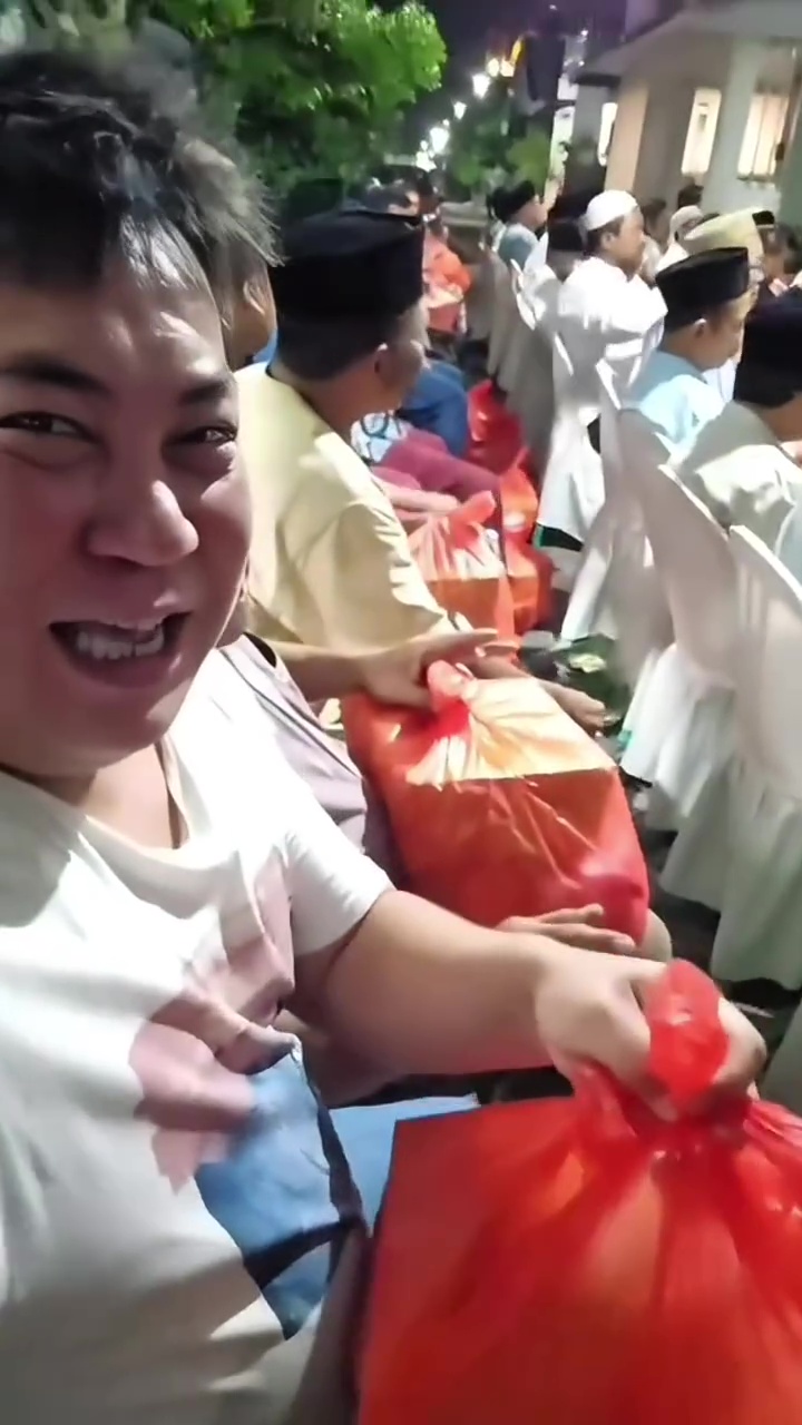 Koko-koko ini kegirangan dapat bingkisan tahlilan, intip isinya yang bikin puas banget