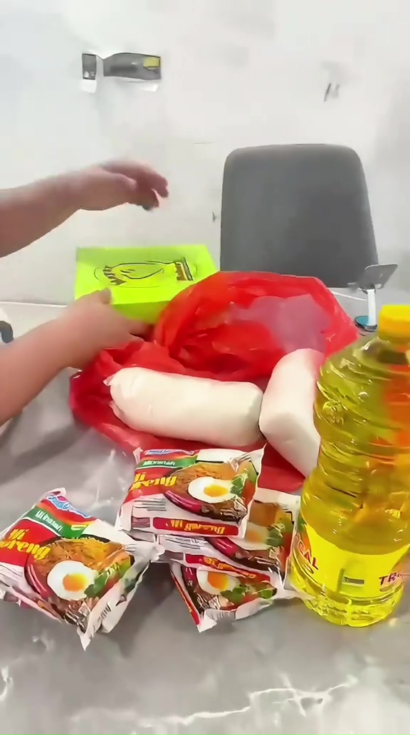 Koko-koko ini kegirangan dapat bingkisan tahlilan, intip isinya yang bikin puas banget