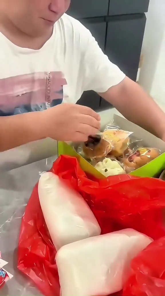 Koko-koko ini kegirangan dapat bingkisan tahlilan, intip isinya yang bikin puas banget