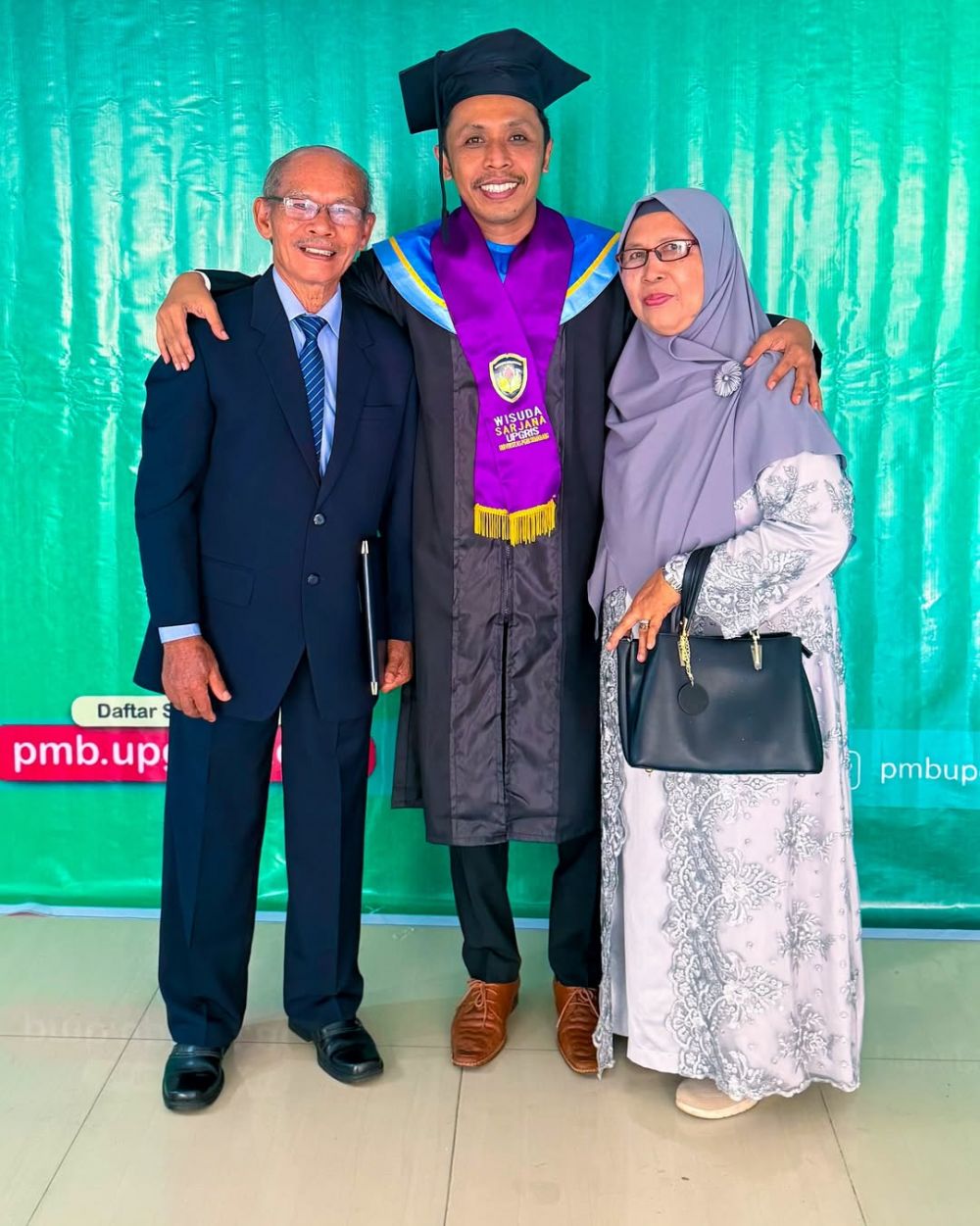 9 Potret Furry Setya wisuda S-1 usai 15 tahun kuliah, momennya didampingi orang tua bikin haru