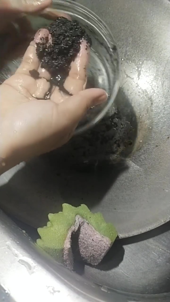 Bukan direndam cuka dan baking soda, cara ampuh ini bikin wajan gosong berkerak bisa kinclong lagi