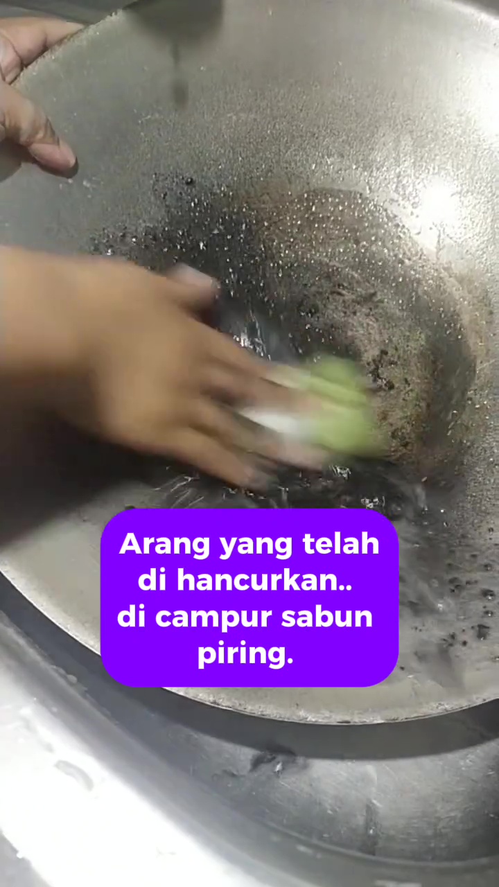 Bukan direndam cuka dan baking soda, cara ampuh ini bikin wajan gosong berkerak bisa kinclong lagi