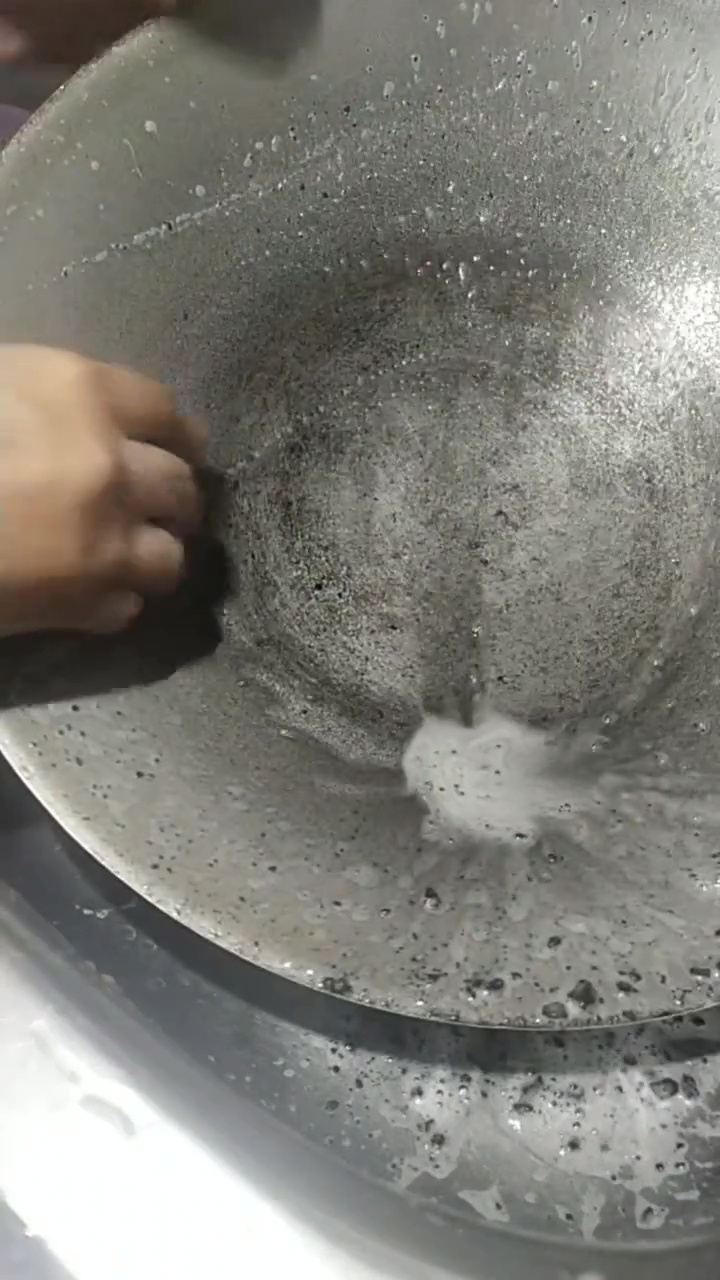 Bukan direndam cuka dan baking soda, cara ampuh ini bikin wajan gosong berkerak bisa kinclong lagi