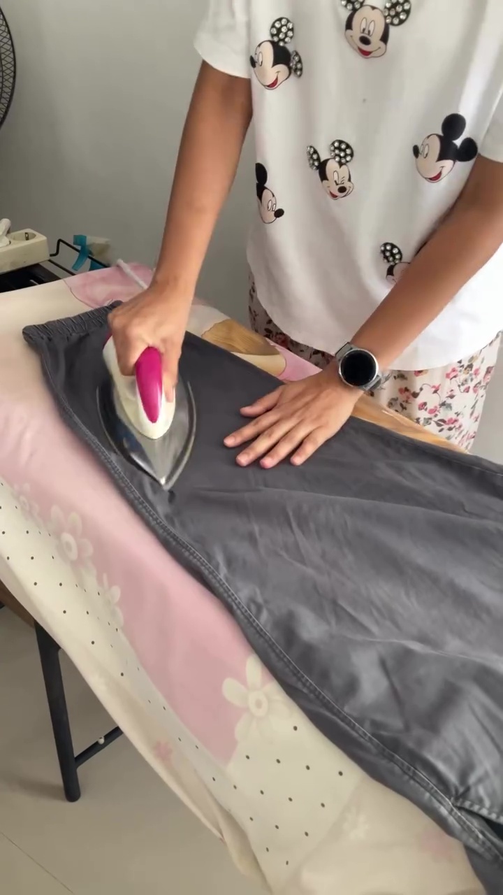 Cara baru setrika baju agar cepat licin tanpa dibolak-balik, ternyata rahasianya di 1 alat dapur ini