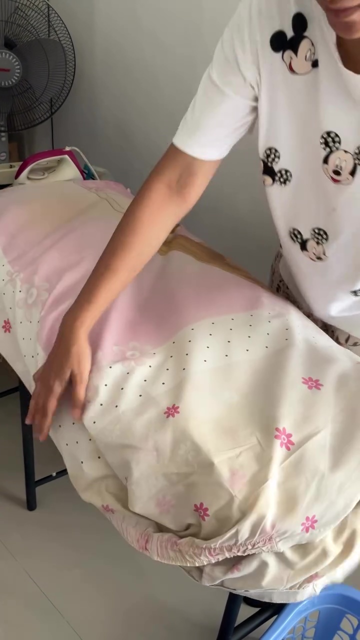 Cara baru setrika baju agar cepat licin tanpa dibolak-balik, ternyata rahasianya di 1 alat dapur ini