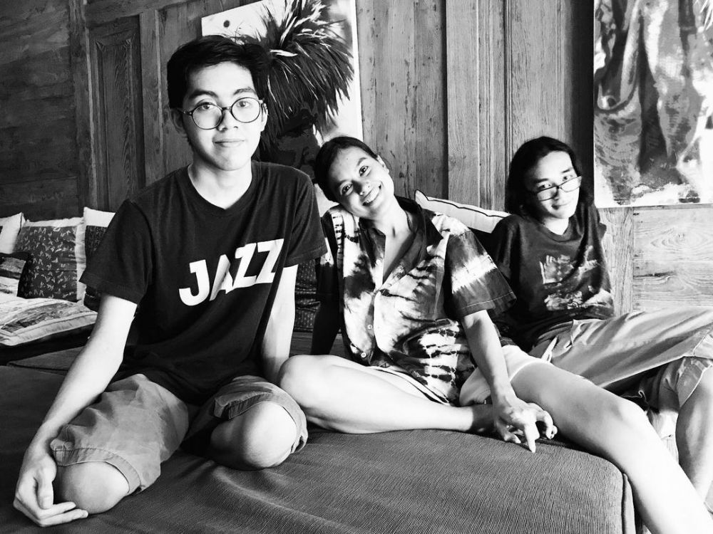 Tetap kompak meski beda orang tua, intip potret kedekatan 7 seleb dan saudara tiri yang bikin kagum