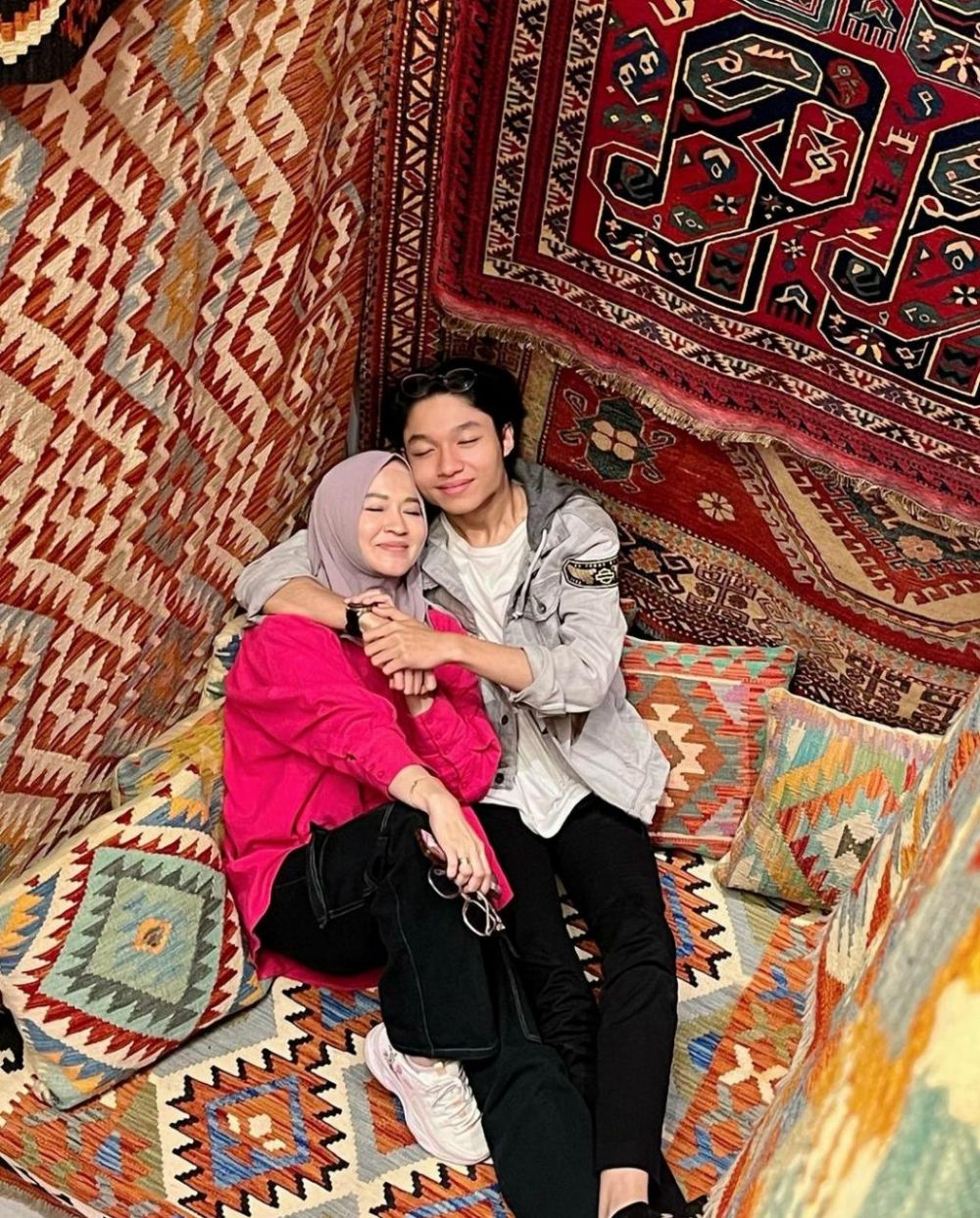 Pemeran ibu Kiki di Islam KTP ternyata ibu penyanyi dan aktor, 11 potret kebersamaannya dengan anak