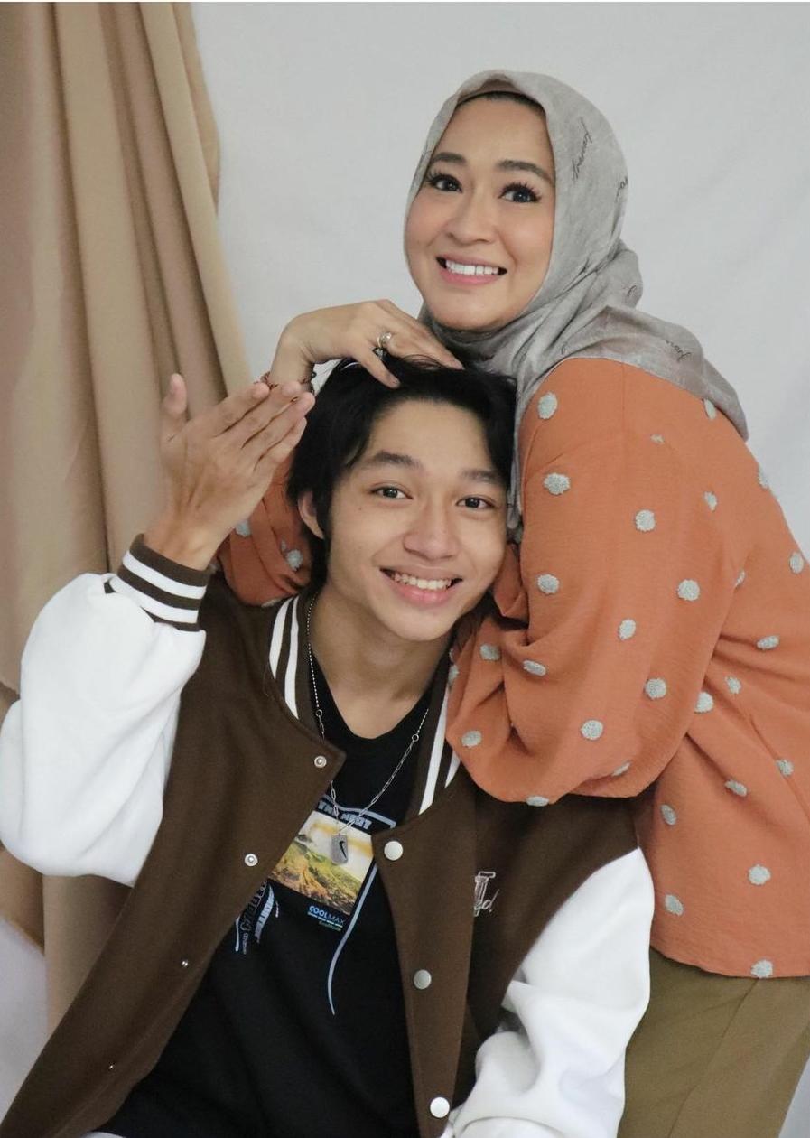Pemeran ibu Kiki di Islam KTP ternyata ibu penyanyi dan aktor, 11 potret kebersamaannya dengan anak