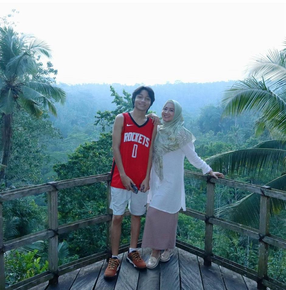 Pemeran ibu Kiki di Islam KTP ternyata ibu penyanyi dan aktor, 11 potret kebersamaannya dengan anak