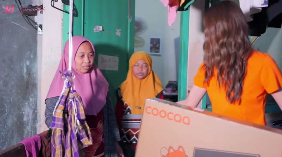 Punya niat tulus bantu sesama, 9 potret Sarwendah bagi-bagi TV ke tetangga ini bikin salut