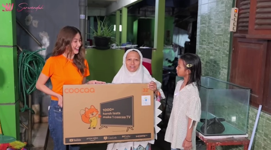 Punya niat tulus bantu sesama, 9 potret Sarwendah bagi-bagi TV ke tetangga ini bikin salut