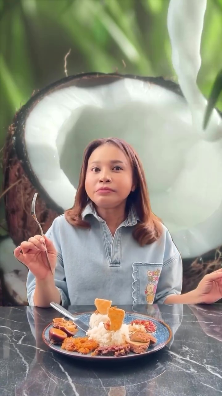 Viral tren makan ala Bon Appetit, Your Majesty, aksi Rossa plating gudeg ini bak koki Istana