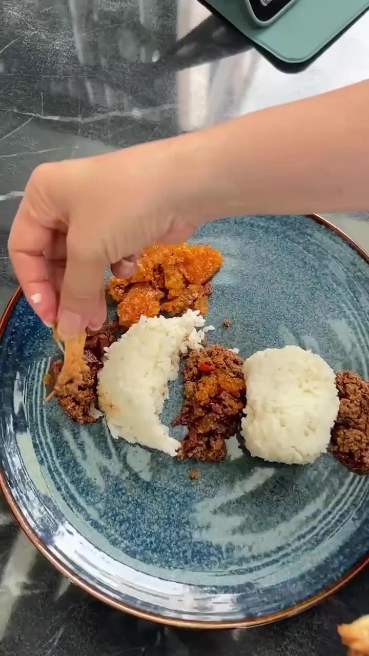 Viral tren makan ala Bon Appetit, Your Majesty, aksi Rossa plating gudeg ini bak koki Istana