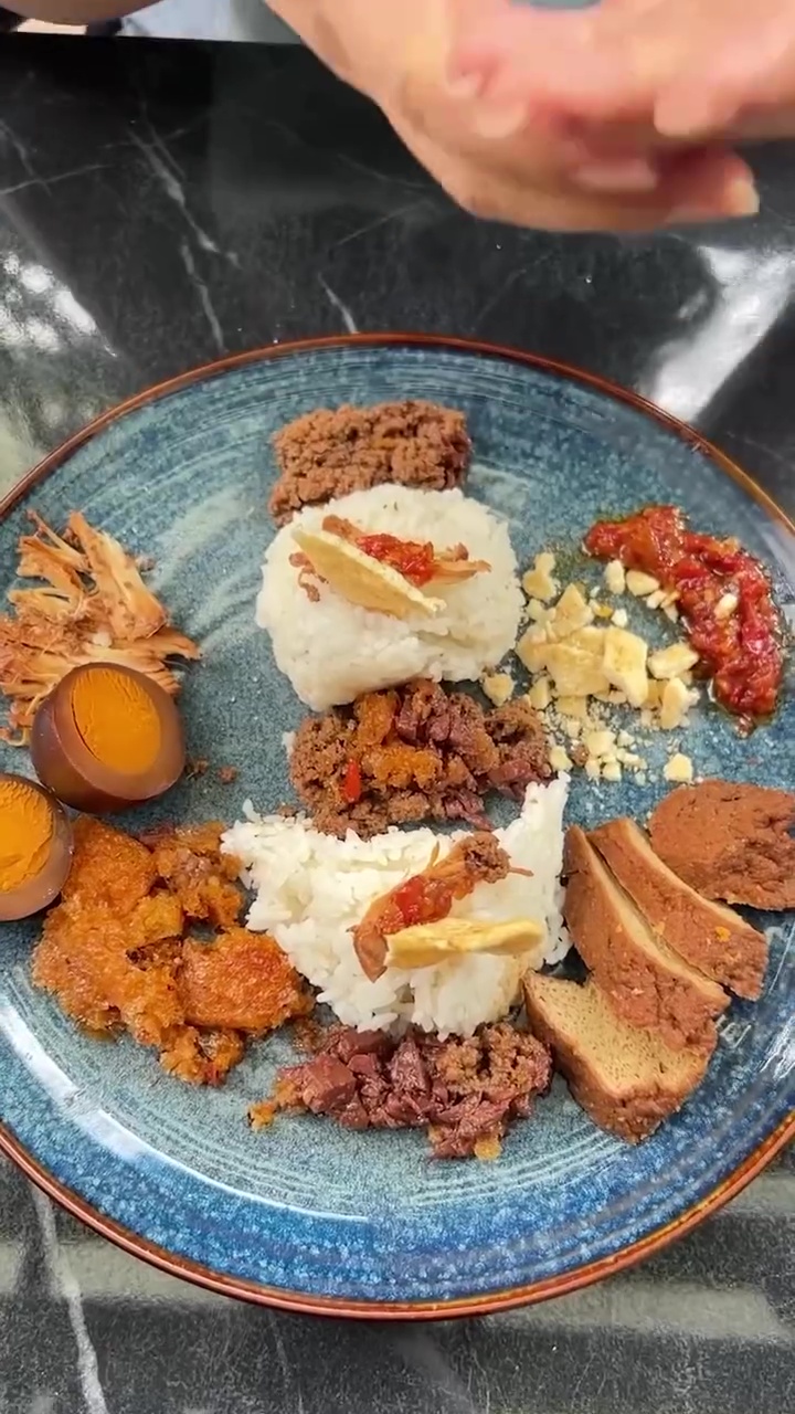 Viral tren makan ala Bon Appetit, Your Majesty, aksi Rossa plating gudeg ini bak koki Istana