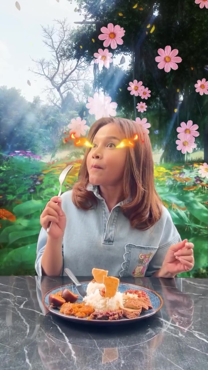 Viral tren makan ala Bon Appetit, Your Majesty, aksi Rossa plating gudeg ini bak koki Istana