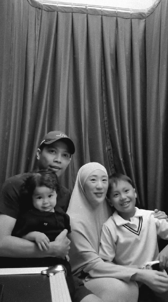 Tepis isu rumah tangganya retak, Ikram Rosadi pamer kebersamaan dengan Larissa Chou, ini 7 potretnya