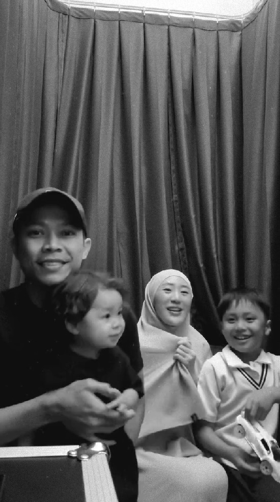 Tepis isu rumah tangganya retak, Ikram Rosadi pamer kebersamaan dengan Larissa Chou, ini 7 potretnya