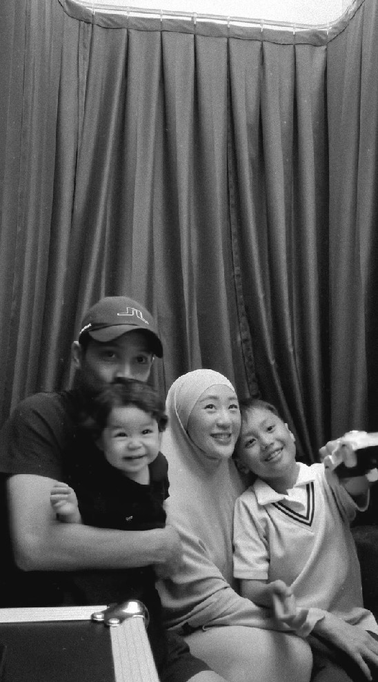 Tepis isu rumah tangganya retak, Ikram Rosadi pamer kebersamaan dengan Larissa Chou, ini 7 potretnya