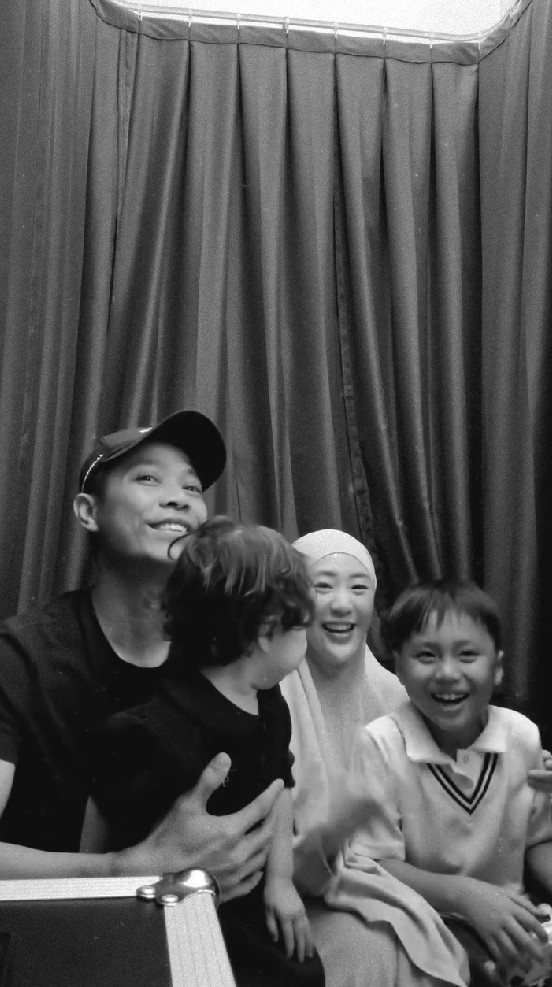 Tepis isu rumah tangganya retak, Ikram Rosadi pamer kebersamaan dengan Larissa Chou, ini 7 potretnya