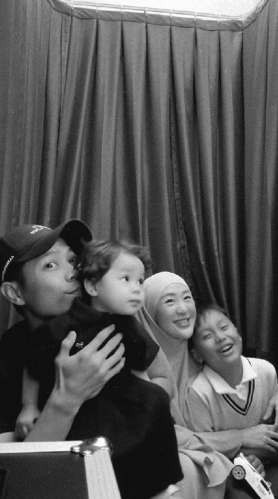 Tepis isu rumah tangganya retak, Ikram Rosadi pamer kebersamaan dengan Larissa Chou, ini 7 potretnya