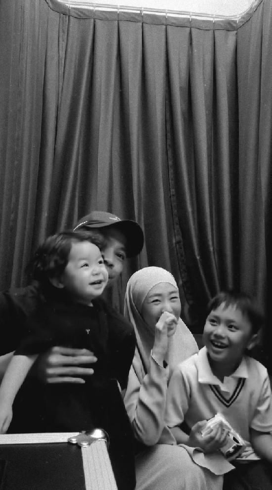 Tepis isu rumah tangganya retak, Ikram Rosadi pamer kebersamaan dengan Larissa Chou, ini 7 potretnya