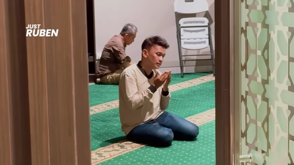 Cara Betrand Peto ingatkan Ruben Onsu salat, support penuh ayahnya meski beda agama