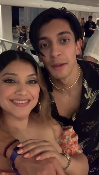 Ibu anak selisih 23 tahun, 11 potret Sarah Azhari dan putranya ini lebih cocok disebut kakak-adik