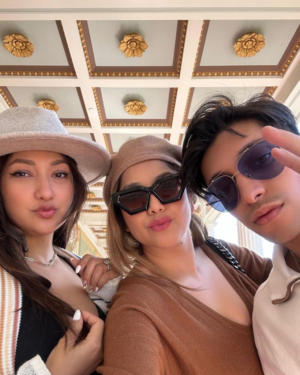 Ibu anak selisih 23 tahun, 11 potret Sarah Azhari dan putranya ini lebih cocok disebut kakak-adik