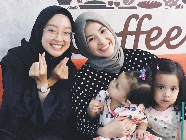 Bestie sejak lama, begini 10 potret kebersamaan Gita Savitri dan Natasha Rizky yang berwajah mirip